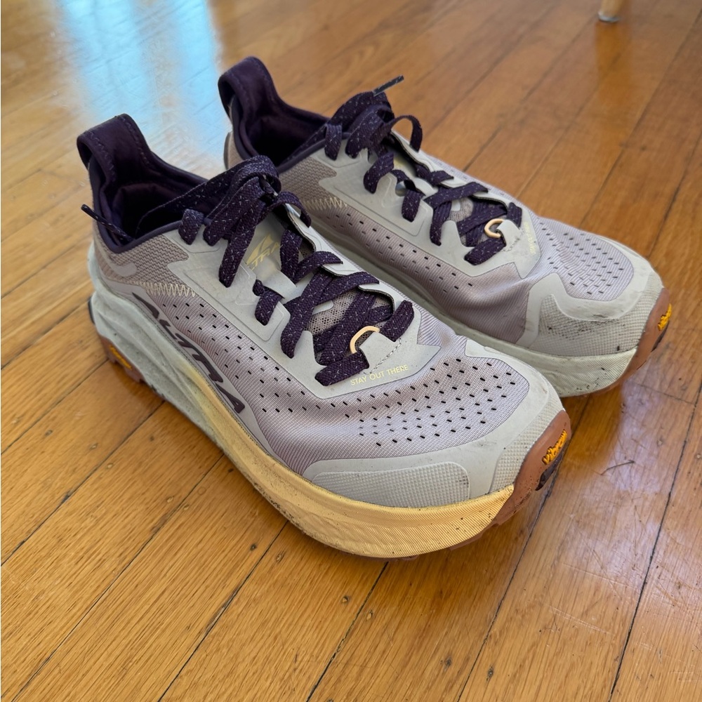 Altra Women’s Olympus 6 in Taupe (10.5)